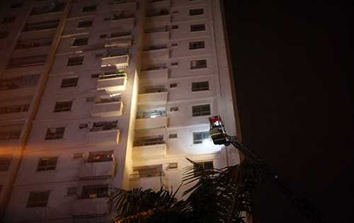 Còn nhiều người dân mắc kẹt tại lan can các tầng - 4 - Ảnh Vietnamnet