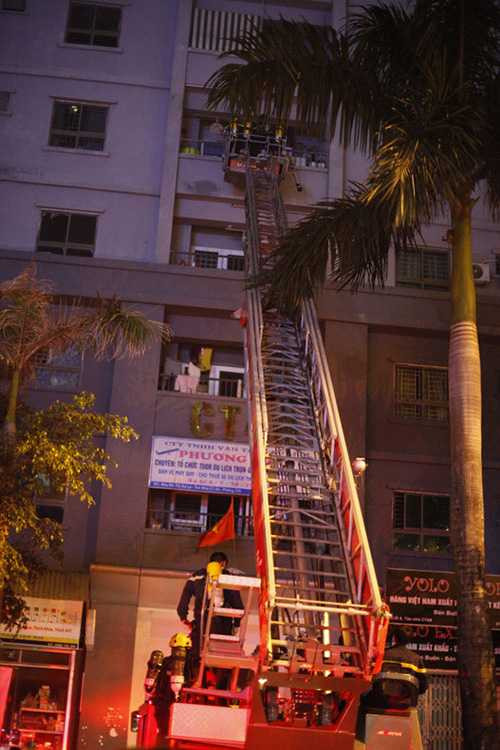 Xe thang đưa người dân xuống khỏi các tầng 3 - Ảnh Vietnamnet