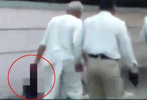 Người chồng bị bắt khi xách đầu vợ trên phố