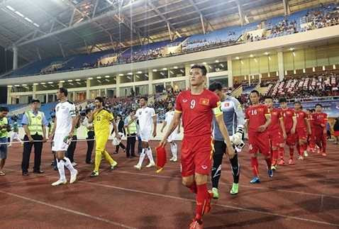 Công Vinh (9) đeo băng đội trưởng trong trận đấu với Iraq