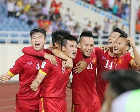 Công Vinh ăn mừng bàn thắng thứ 40 trong 69 lần khoác áo tuyển Việt Nam