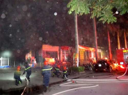 Hà Nội: Khói đen phủ kín khu đô thị Xa La, cứu hộ đang nỗ lực cứu người