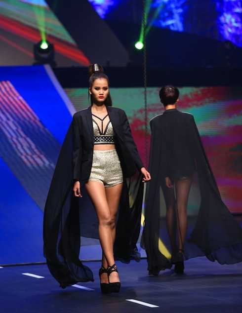 Hương Ly trình diễn catwalk.