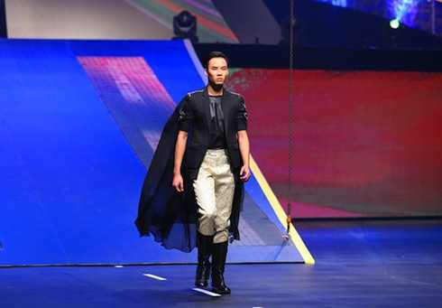 Thành An trình diễn catwalk.