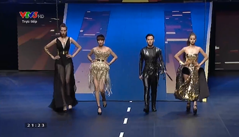 Top 4 VNTM 2015 trình diễn trong màn thi cuối.