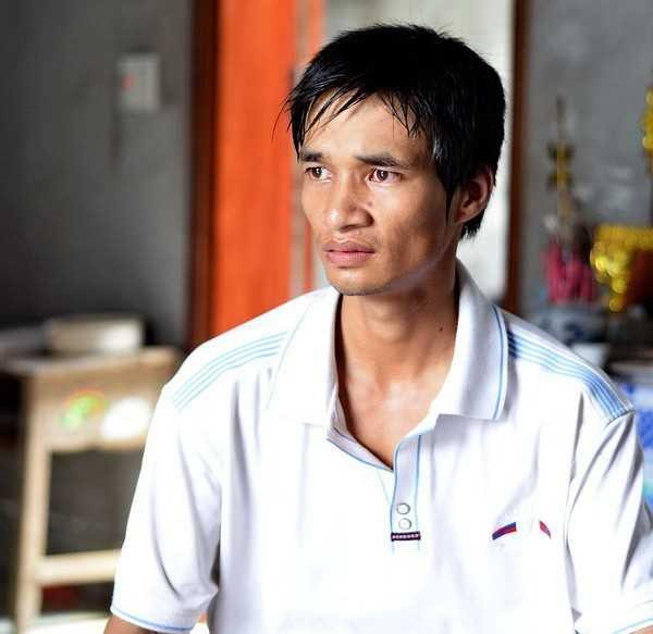 Sau những giờ phút làm nông vất vả, Lệ Rơi (tên thật là Nguyễn Đức Hậu) có thú vui ngồi trước máy tính, hát theo những ca khúc đang được nhiều bạn trẻ yêu thích rồi đăng tải lên mạng. Dù giọng hát không có gì đặc biệt nhưng vẻ thật thà, chất phác của chàng nông dân sinh năm 1987 khiến nhiều người thích thú. Các clip của anh thu hút được hàng triệu lượt xem và biến anh trở thành một nhân vật hot trên mạng. Ảnh: FBNV