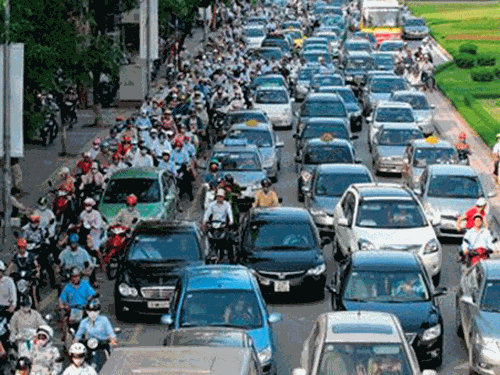 Nhà nước từ bỏ độc quyền xăng dầu và điện: Mừng ít lo nhiều