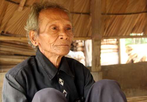 Già Alăng Tría nói rằng, trong sâu thẳm ông chỉ mong một lần được gia đình các nạn nhân tha thứ. Ảnh. Tiến Hùng.