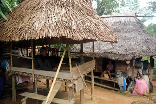 Ngôi nhà của vợ chồng già Tría. Sau khi ra tù ông được xem là già làng gương mẫu, giúp người dân xóa bỏ tục trả đầu người. Ảnh. Tiến Hùng.