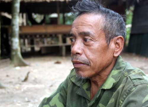 Ông Alăng Baih nói đến nay câu chuyện buồn gần 30 năm trước vẫn còn ám ảnh ông. Ảnh. Tiến Hùng.