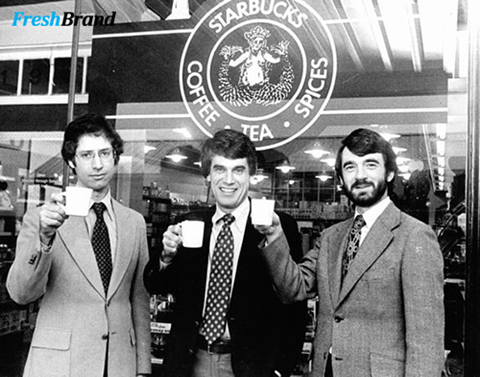 Starbucks trong ngày khai trương rực rỡ Starbucks trong ngày khai trương rực rỡ