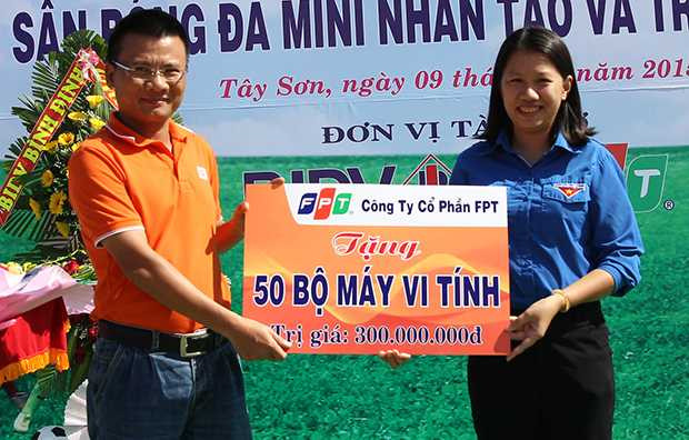 Anh Nguyễn Ngọc Khánh, Phó GĐ FPT Telecom vùng 4, trao tặng 50 bộ máy tính cho Tỉnh đoàn Bình Định.