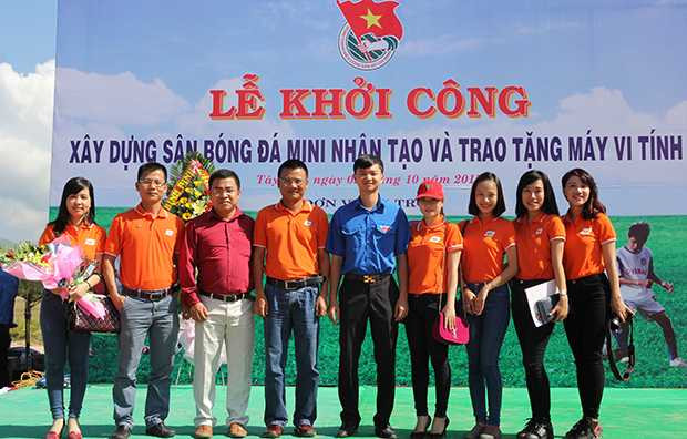 Đại diện lãnh đạo FPT và tỉnh Bình Bịnh chụp hình lưu niệm.