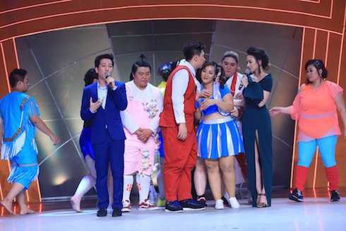 Kết quả, Bà mẹ hai con Minh Trang là một trong những thí sinh nữ được trông chờ sẽ làm nên chuyện ở mùa giải năm nay bởi khả năng cảm nhạc và thuộc bài khá tốt. Cùng với khuôn mặt xinh xắn đúng chuẩn V-line, Minh Trang được dự đoán sẽ trở thành hot girl nếu giảm thành công 30kg. Thế nhưng thật bất ngờ, cô lại là thí sinh đầu tiên phải nói lời chia tay với cuộc thi khi tuần vừa qua, mặc dù đã trải qua nhiều bài tập vận động khắc nghiệt, cô chỉ giảm được 7 lạng tương đương 0,9% trọng lượng cơ thể. Bài dự thi của cặp đôi song Minh – Minh Trang và Minh Hiền đã nhận được nhiều phản hồi tốt từ ban giám khảo, đặc biệt là biên đạo John Huy Trần. Chàng giám khảo Việt kiều mặc dù nổi danh khó tính trong việc nhận xét vẫn phải dành lời khen cho tiết mục này, anh nói: “Đây là bài anh thích nhất trong đêm hôm nay vì đây thật sự là một bài nhảy hay. Hai bạn hóa thân thành những cổ động viên nhưng động tác lại mang màu sắc đường phố, rất dễ thương.” 8 và 7 là số điểm mà John Huy Trần và Hoài Linh lần lượt dành tặng cho Minh Trang. Đến Đàm Vĩnh Hưng, lại một lần nữa anh đi ngược với ý kiến của hai đồng nghiệp và tỏ ra chần chừ, do dự trước khi công bố lựa chọn của mình, anh chia sẻ: “Nói về sự nỗ lực để giảm cân thì em không có điểm nào của tôi hết. Tôi sẽ chọn đúng số điểm mà tôi đã dự tính. Tôi chấm em 6 điểm.” Cùng điểm trung bình từ ban giám khảo là 7 với 0,9% trọng lượng cơ thể giảm được, Minh Trang thua cuộc trước Anh Khoa và trở thành thí sinh đầu tiên trong TOP 12 phải ra về trong sự tiếc nuối, bàng hoàng của tất cả mọi người.