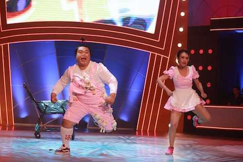 Chí Lễ và Kim Anh biểu diễn Fat. Cặp đôi có tổng điểm 9,5.
