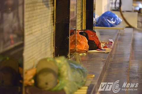 Tại các con phố Tràng Thi, Đinh Tiên Hoàng, Lê Thánh Tông, Hai Bà Trưng... nhiều người lao động nghèo không có nơi ngủ, phải qua đêm trên vỉa hè.