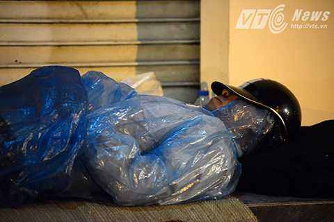 Ông Thành, quê Hưng Yên lên Hà Nội chữa bệnh, nhưng do không đủ tiền ở bệnh viện, ông đành ngủ trên vỉa hè.