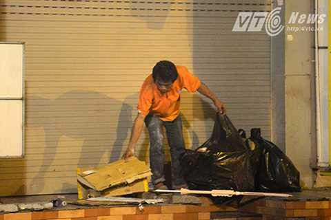 Người đàn ông này dùng những tấm bìa các tông mà anh thu nhặt được để làm nệm chống rét.