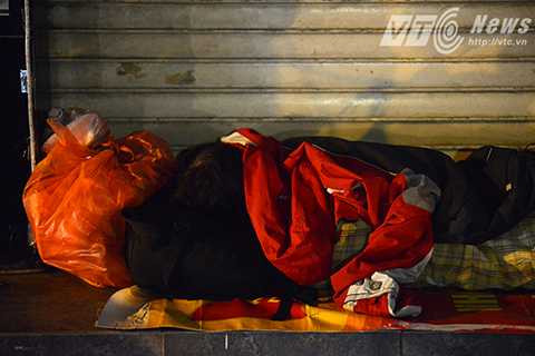 Do không kiếm được việc làm, hoặc vì thu nhập quá ít ỏi không đủ để thuê trọ nên từ lâu vỉa hè, góc phố đã là nơi ăn nghỉ của nhiều người dân lao động nghèo.
