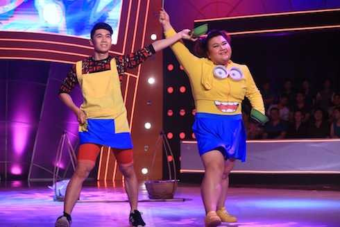 Thuỷ Tiên và Sơn Lâm biểu diễn Ăn gì đây. Cặp đôi có tổng điểm 8,8.