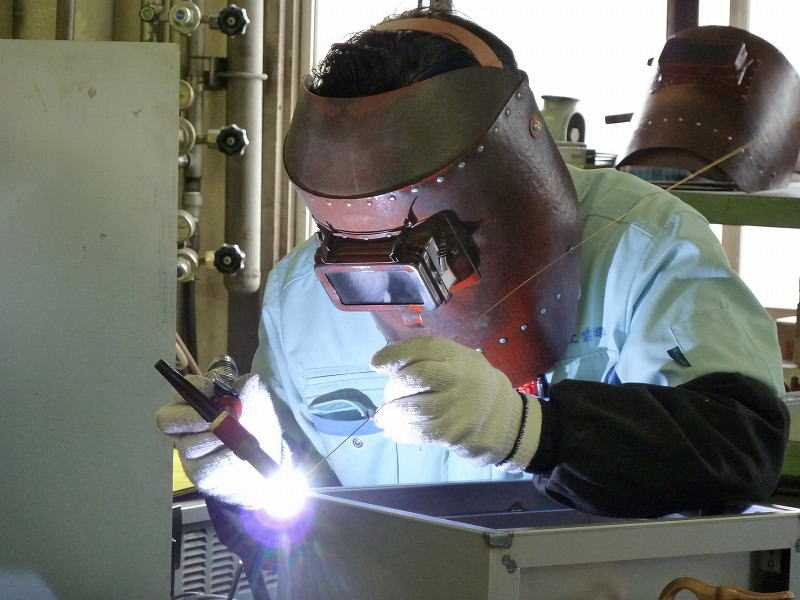 Mỗi ngành nghề điều tiềm ẩn nguy cơ bên trong làm suy giảm thị lực của người lao động như ngành điện, ngành cơ khí, ngành may, nhân viên văn phòng..., tuy nhiên tổn thương về mắt rất hay gặp trong ngành cơ khí.