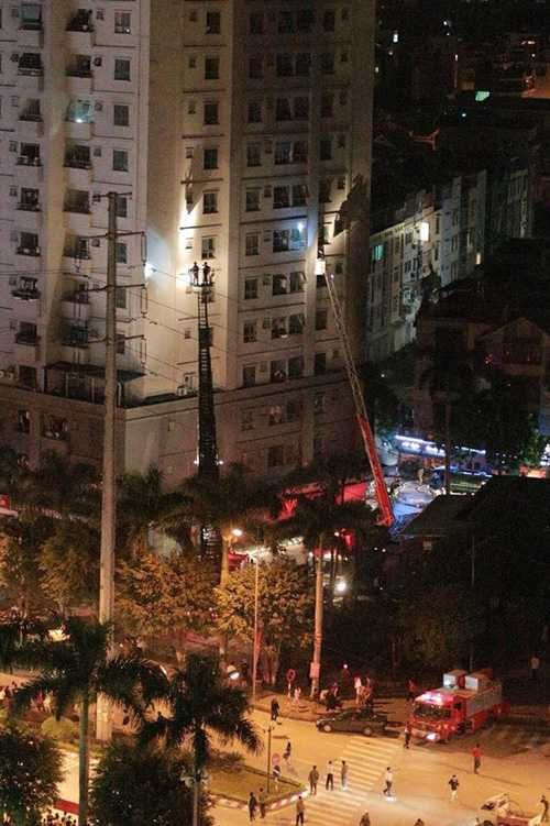 Xe thang cứu hộ những người đang ở tầng 6 - Ảnh: FB Beatvn 