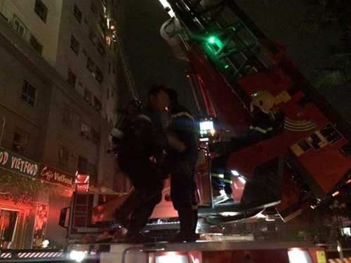 1-Các xe thang được huy động đến hiện trường để cứu người. Ảnh Anh Tuấn.