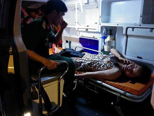 Người dân bị mắc kẹt sau khi được giải cứu được lực lượng làm nhiệm vụ chăm sóc sức khỏe. Ảnh Phan Anh.