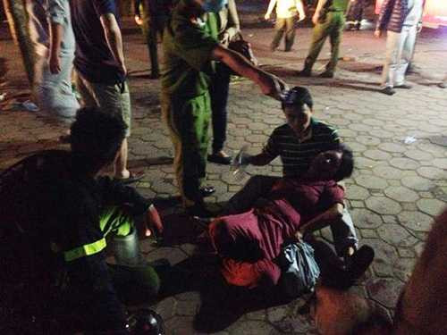 Người dân và lực lượng cứu hộ sơ cứu người bị ngạt khói. Ảnh- Người lao động.