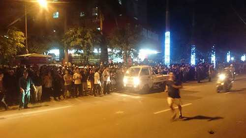 Hàng ngàn người dân đứng theo dõi các lực lượng chức năng tìm cách cứu hộ những người dân còn mắc kẹ trên các tầng của tòa nhà