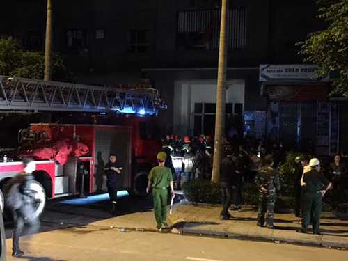 3-Đến 22h28 - Hiện hai tổ của lực lượng cứu hộ đã tiếp cận được tầng 36 để tìm kiếm người dân còn mắc kẹt bên trong. - Ảnh Lao động