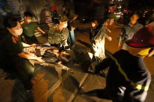 5-Người bị thương được lực lượng cứu hộ đưa ra ngoài. Ảnh Bá Đô.