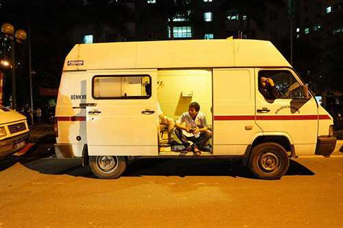 Xe cấp cứu vẫn đang tục trực gần khu chung cư xảy ra hỏa hoạn để đưa nạn nhân đi cấp cứu - Ảnh Việt Linh