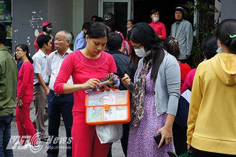 Sáng sớm ngày 12/10, nhiều cư dân của hai tòa nhà CT4A và CT4B KĐT Xa La (Hà Đông, Hà Nội) trở về nhà để thu dọn đồ đạc.