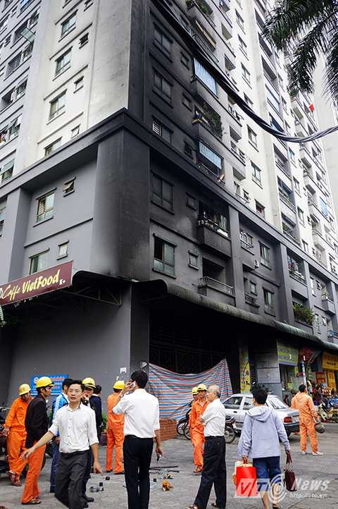 Khói muội của đám cháy bốc lên làm đen kịt một góc tòa nhà CT4A