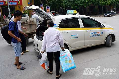 Anh Hưng (CT4A, KDT Xa La, Hà Đông) cho biết: ‘Tạm thời tôi đưa mẹ sang nhà anh trai để ở, sau đó sẽ quay lại dọn dẹp nhà cửa.’