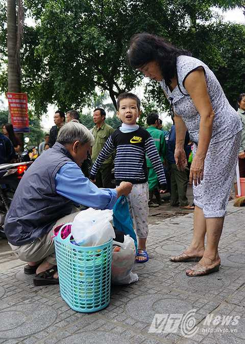 Bác Vân Bằng (CT3, KDT Xa La, Hà Đông) vẫn chưa hết bàng hoàng sau vụ cháy lớn đêm qua.