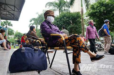 Vẻ thẫn thờ, mệt mỏi của nhiều người dân sau một đêm không ngủ.