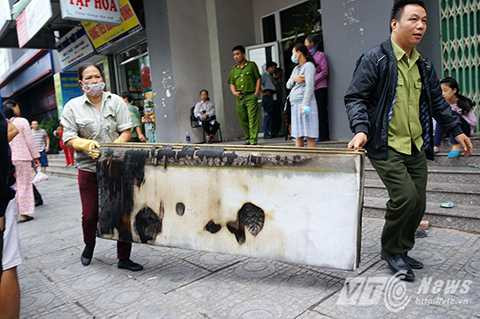 Một tấm nệm bị cháy đen được đem ra khỏi hiện trường.