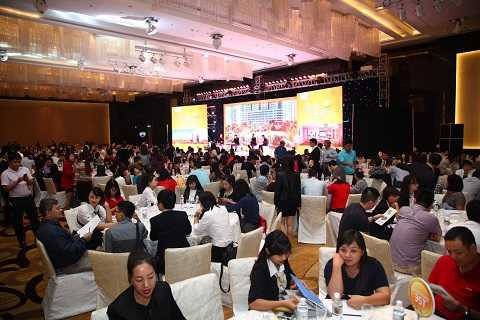 Khán phòng đông kín khách đến tham dự từ đầu giờ Khán phòng đông kín khách đến tham dự từ đầu giờ