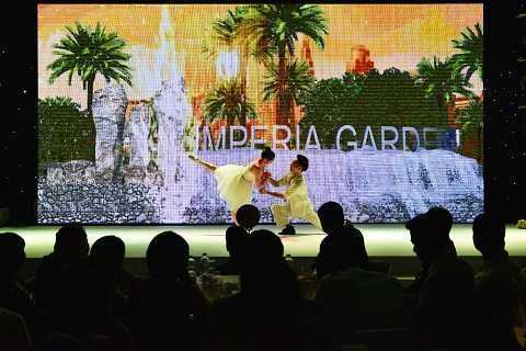 Imperia Garden đã kể nên một câu chuyện của 1 cặp đôi hạnh phúc trong màn trình diễn tương tác 3D ấn tượng Imperia Garden đã kể nên một câu chuyện của 1 cặp đôi hạnh phúc trong màn trình diễn tương tác 3D ấn tượng