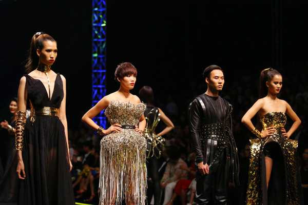 Ngay sau giây phút công bố, Nguyễn Hợp đã ngất xỉu khi biết mình không phải là Quán quân Vietnam's Next Top Model 2015.