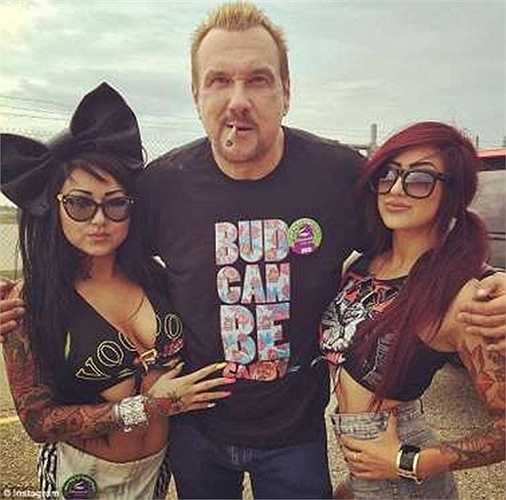 Ông rất giàu có và luôn luôn tổ chức các hoạt động vui vẻ hết mình cùng bạn bè