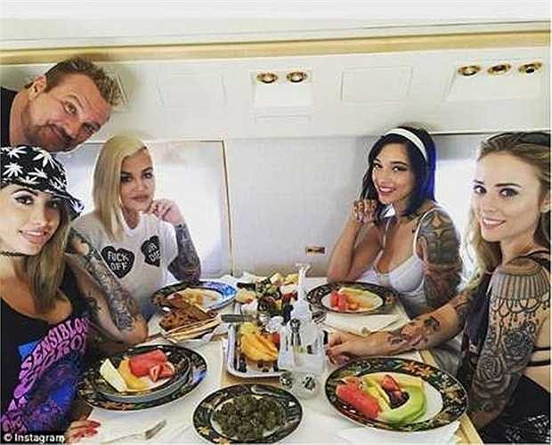 Thậm chí, ông còn tổ chức cả những bữa tiệc trên các chuyên cơ của mình và không thể thiếu các món ăn hảo hạng làm từ cần sa