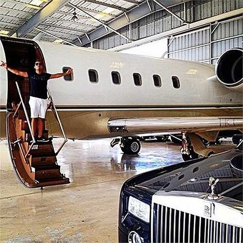 Rich Kids on Instagram là một tài khoản gồm toàn 'trai xinh gái đẹp' của châu Âu và những người này chủ yếu khoe hình ảnh ăn chơi của mình trong các dịp lễ hội