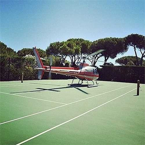 Một hình ảnh gây sốc khi một người dùng tài khoản đáp cả máy bay trực thăng xuống sân tennis để chung vui với những người bạn 