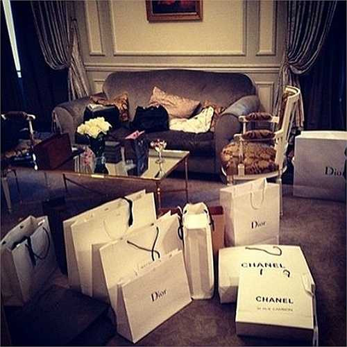 mua sắm là điều không thể không làm đối với những người 'thừa tiền' 