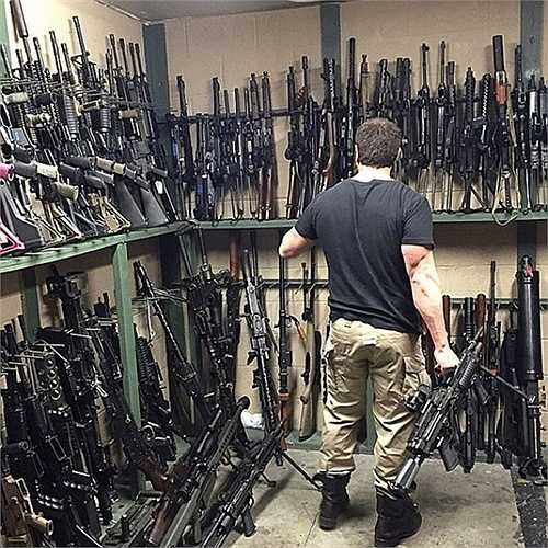 Từng phục vụ trong quân ngũ, Dan rất thích sưu tầm các loại vũ khí, đặc biệt là súng