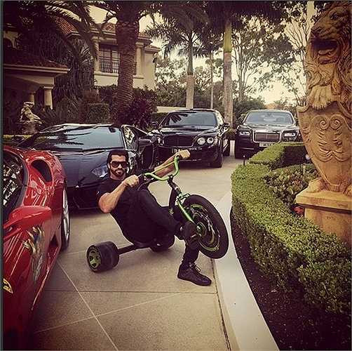 Anh sở hữu nhiều siêu xe cùng các biệt thự sang trọng nhưng có lẽ chưa thể so sánh được với 'Ông hoàng' Dan Bilzerian ở thời điểm hiện tại