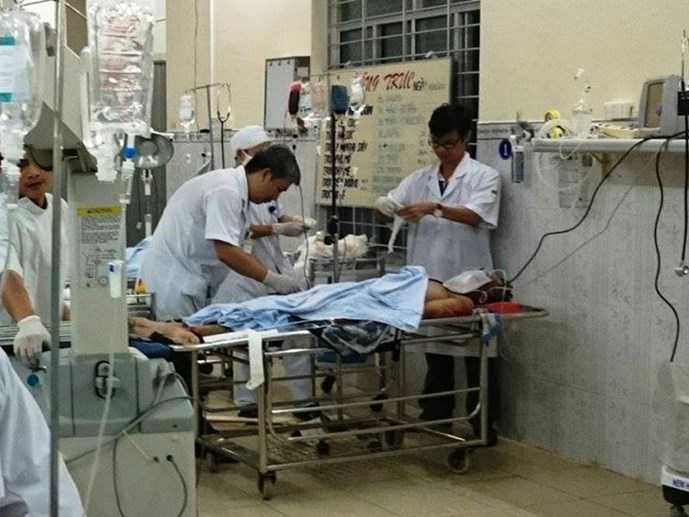 Các bác sĩ cấp cứu nạn nhân bị thương do sập mái hiên - Ảnh: Bệnh viện đ khoa khu vực Cam Ranh cung cấp